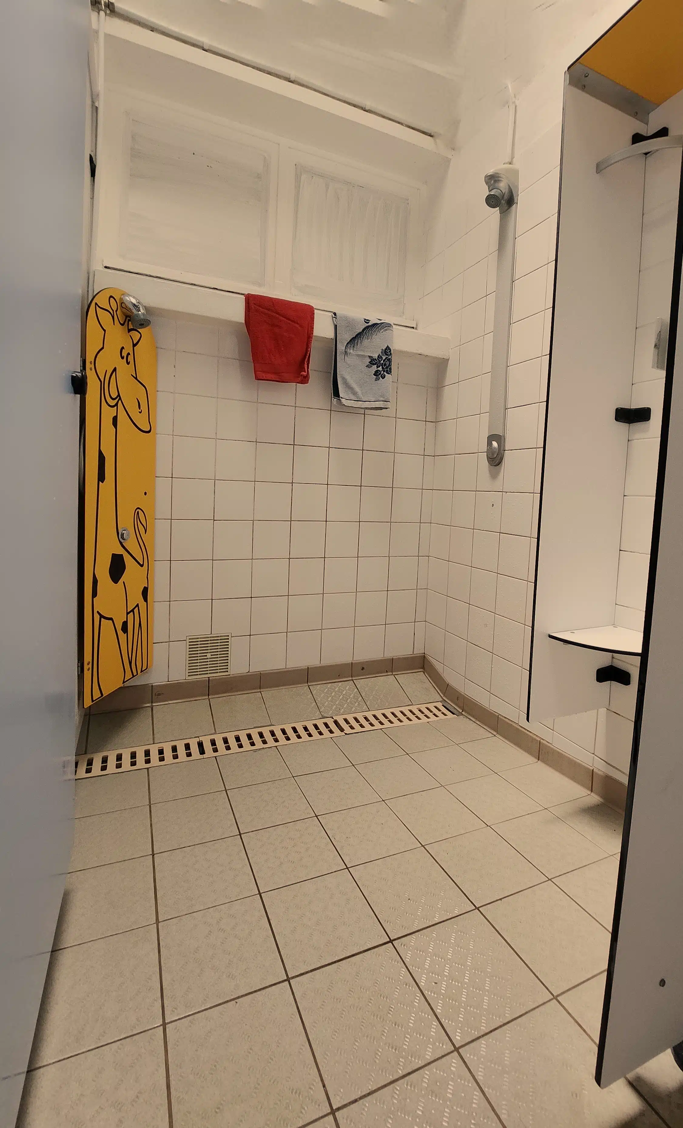 dans le bloc sanitaires : douche enfant "girafe" et douche adulte ensemble